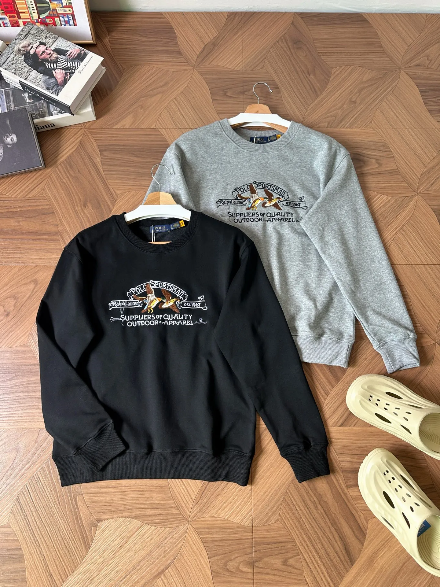 P220 Style No.: RL017] RalphLauren/Ralph Lauren 2025 new autumn and winter terry sweatshirt with multi-color embroidered logo Ralph Lauren's age-reducing item. The coat fabric is made of 60% cotton➕40% polyester, which not only retains the softness, comfort and breathability of cotton, but also adds the wear resistance and wrinkle resistance of polyester fiber, making the clothes more durable and easy to care for. Even in slightly cooler weather, you won't feel stuffy when wearing it. This kind of fabric has a natural crisp feel and is not easy to pill or deform. The flying pigeon on the chest is embroidered with the brand's large logo in English letters. The color is full, full of three-dimensionality, and lifelike, adding a bit of liveliness and interest to the entire sweatshirt. There is no pressure to dress, regardless of age or gender. Complete accessories! Color: Gray Size: S-xL S Shoulder width 53 Bust 110 Length 67 Sleeve length 58 M Shoulder width 54 Bust 114 Length 69 Sleeve length 59 L Shoulder width 55 Bust 118 Length 71 Sleeve length 60 xL Shoulder width 56 Bust 122 Length 73 Sleeve length 61